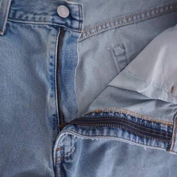 Vintage '90s Levi's 550 Relax Fit Light Wash 100% Cotton 36X34 Button Code 748 - Picture 10 of 16